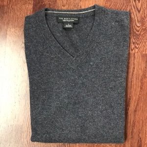 Bloomingdales 100% cashmere v-neck sweater